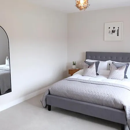 Chaloners, Free Parking, Large Garden, Close To Races & Centre Holiday home *